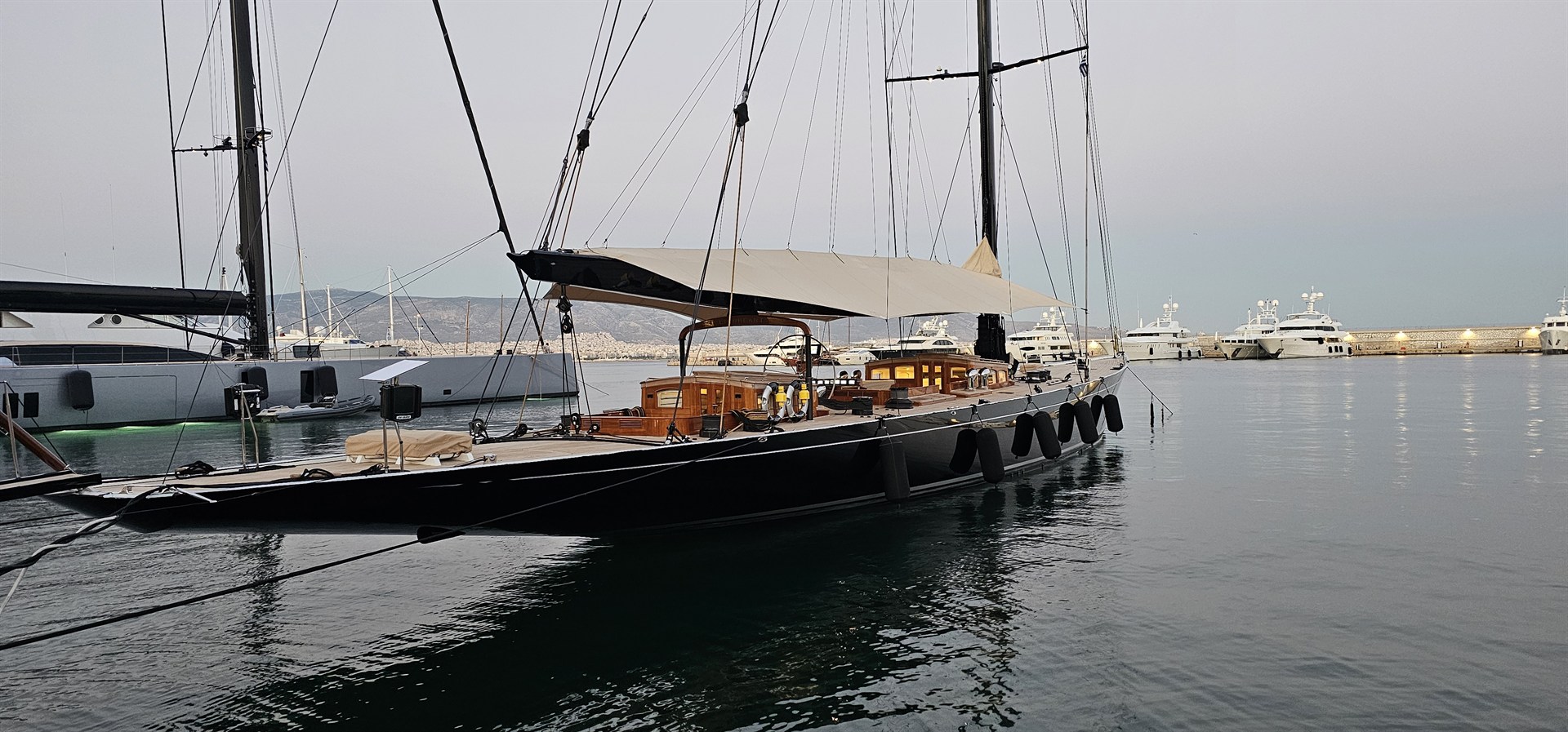 Klasyczny jacht zacumowany w marinie